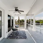 Serene Waterfront 2Br 2Ba With Intracoastal Views, Pool, Balcony, Parking
