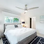 Beachside 2Br 2Ba - Pool & Balcony - Steps To Boca Beach
