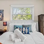 Walk To Beach Indoor-Outdoor Living W Pool