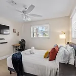 Walk To Beach Indoor-Outdoor Living W Pool