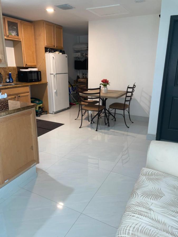 Bed & Breakfast Bedroom With Sharing Bathroom Boca Raton
