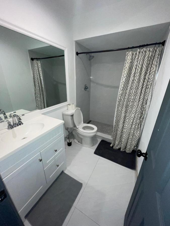 Bedroom With Sharing Bathroom Boca Raton