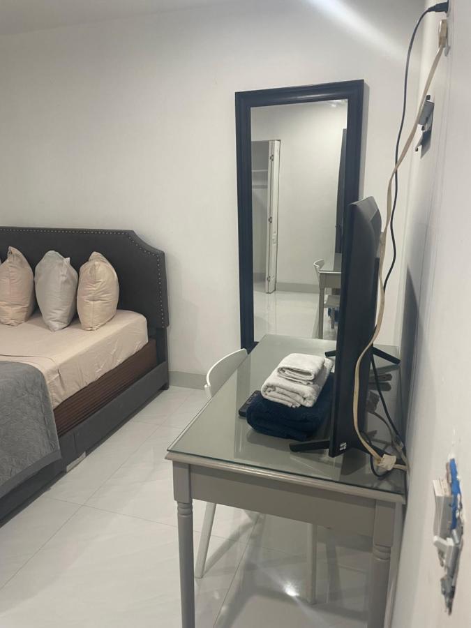Bedroom With Sharing Bathroom Boca Raton