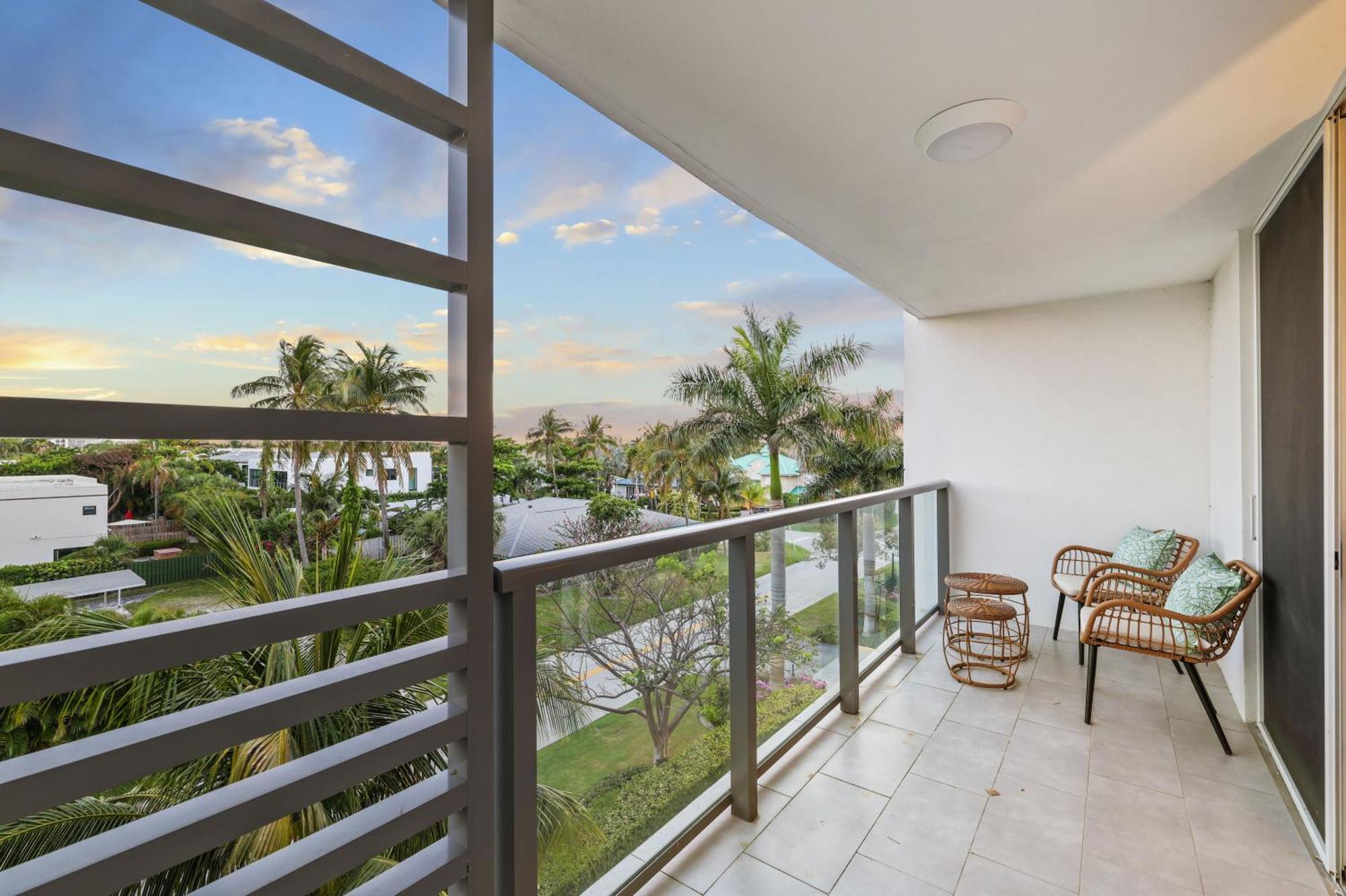 Apartment Stylish 2br, 2ba With Balcony & Pool - Just Steps From The *