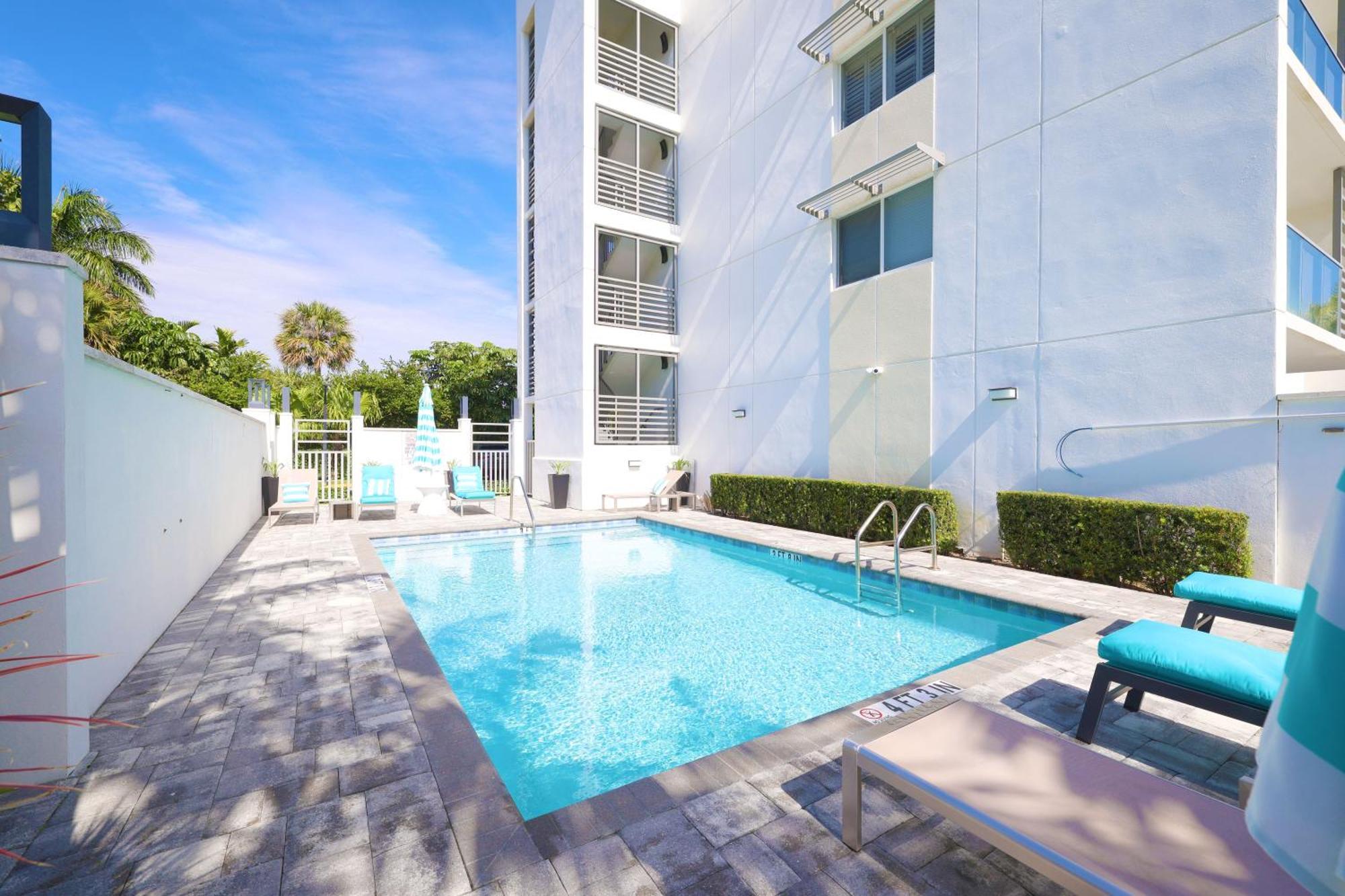 Stylish 2br, 2ba With Balcony & Pool - Just Steps From The * Boca Raton