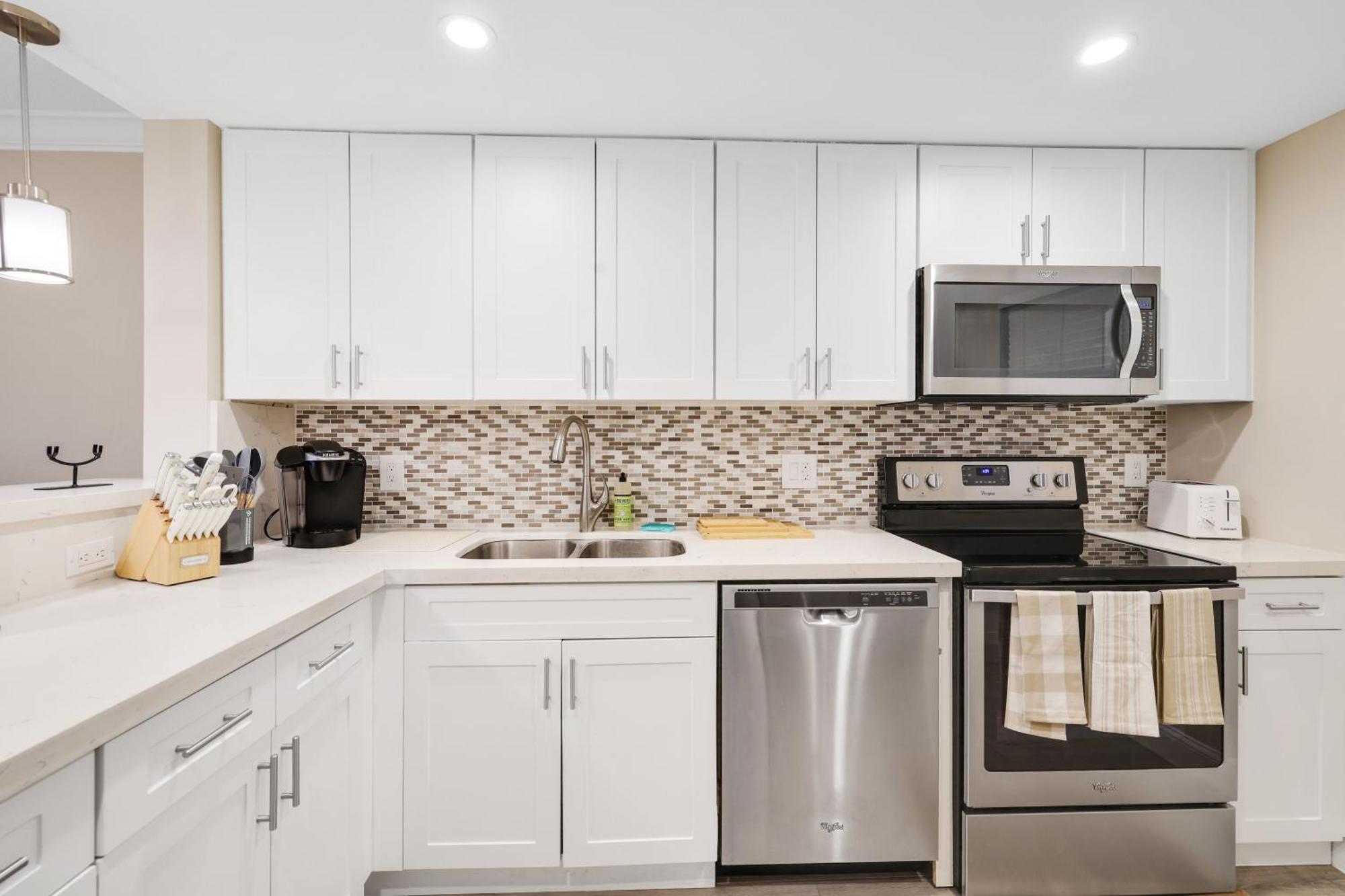 Stylish 2br, 2ba With Balcony & Pool - Just Steps From The * Boca Raton