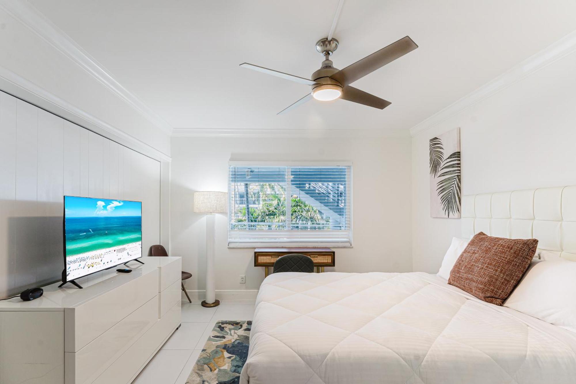 Serene Waterfront 2br 2ba With Intracoastal Views, Pool, Balcony, Parking Boca Raton