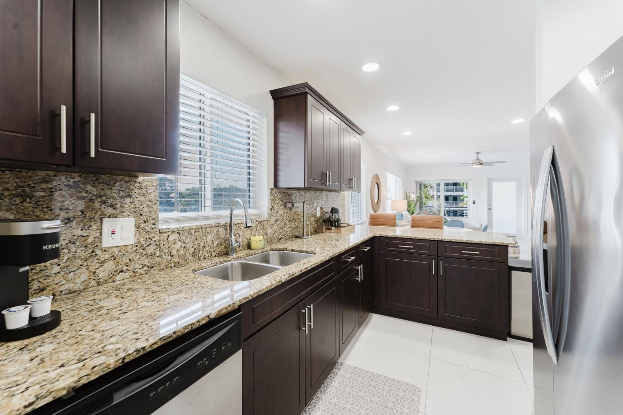 Serene Waterfront 2br 2ba With Intracoastal Views, Pool, Balcony, Parking Apartment