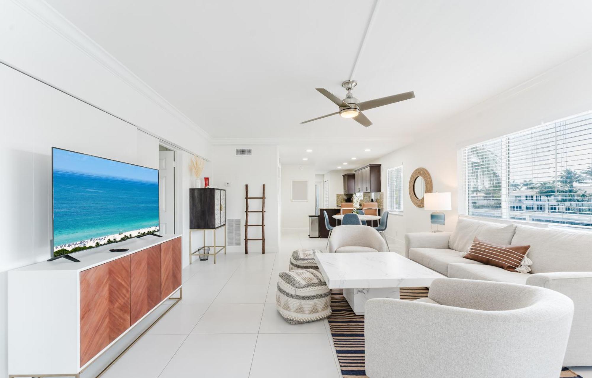 Serene Waterfront 2br 2ba With Intracoastal Views, Pool, Balcony, Parking Boca Raton