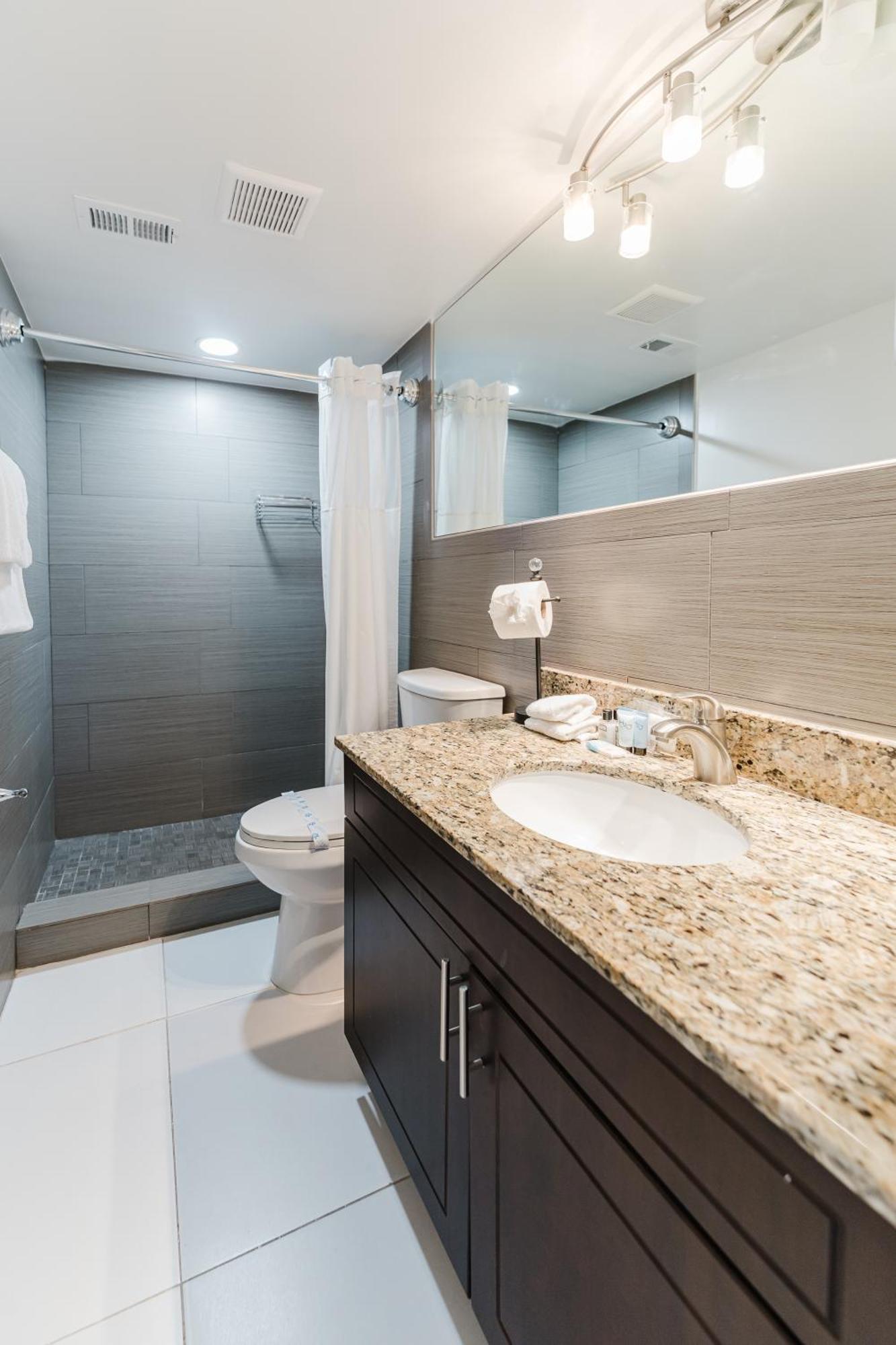 Serene Waterfront 2br 2ba With Intracoastal Views, Pool, Balcony, Parking
