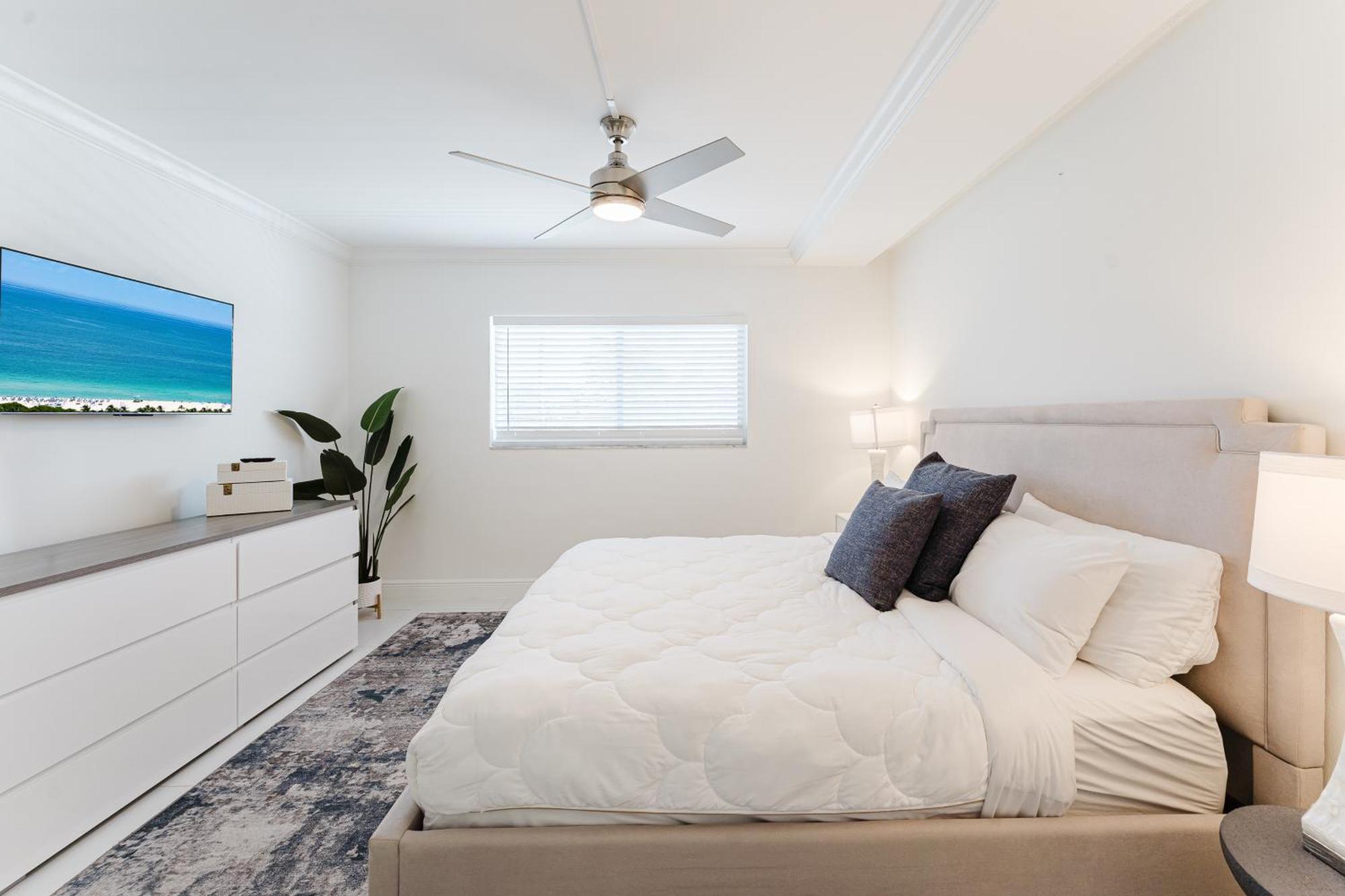 Serene Waterfront 2br 2ba With Intracoastal Views, Pool, Balcony, Parking Apartment Boca Raton