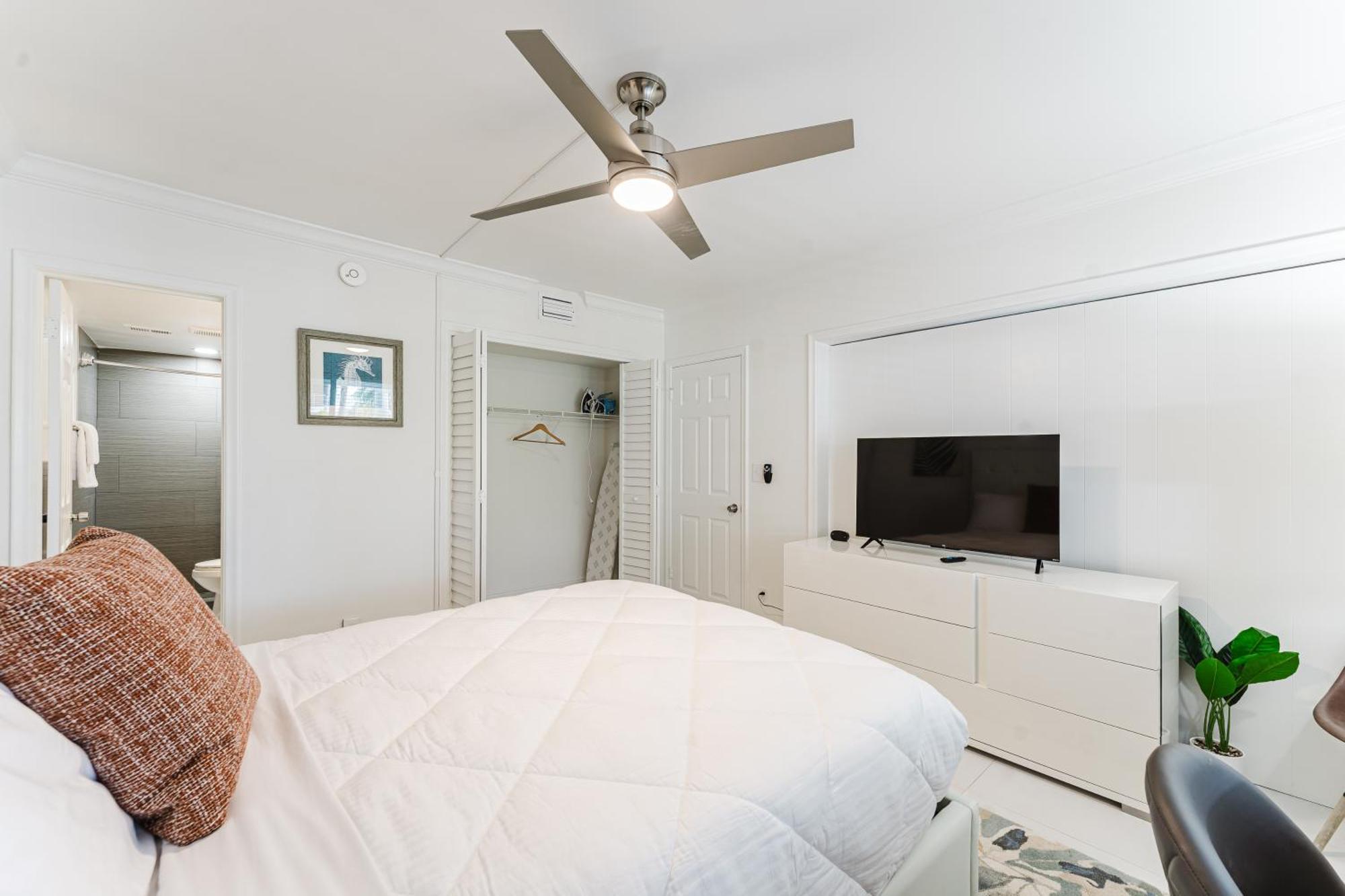 Serene Waterfront 2br 2ba With Intracoastal Views, Pool, Balcony, Parking *