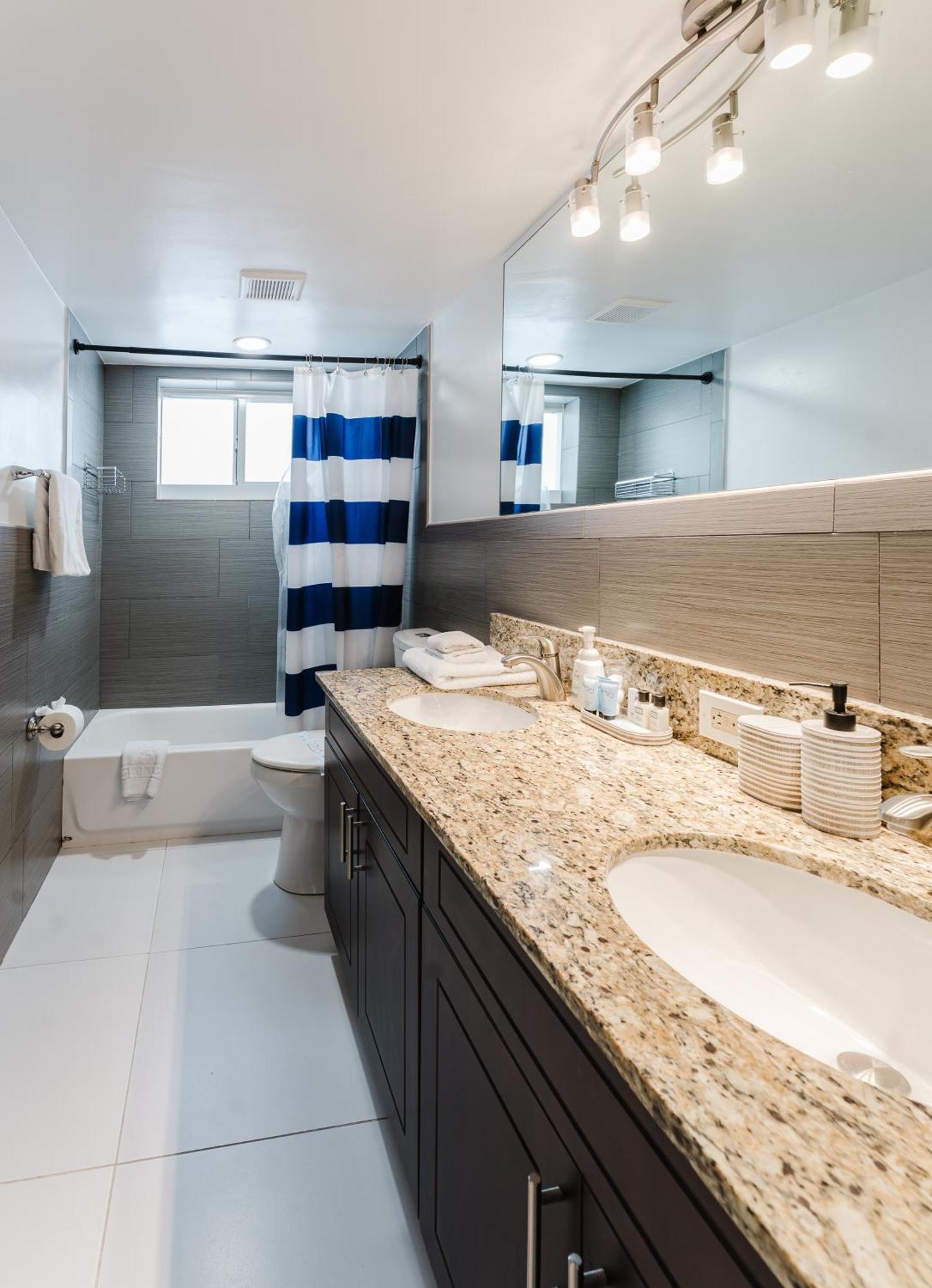 Serene Waterfront 2br 2ba With Intracoastal Views, Pool, Balcony, Parking Boca Raton
