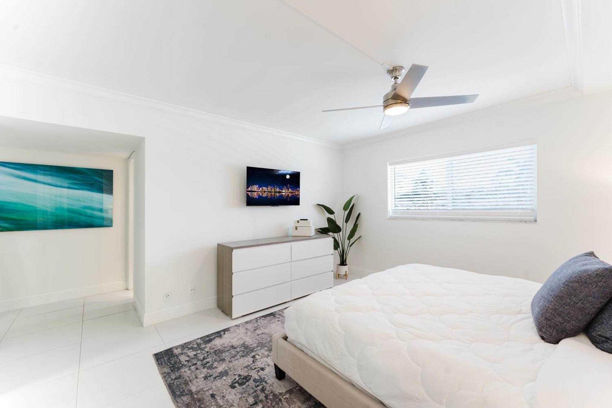 Serene Waterfront 2br 2ba With Intracoastal Views, Pool, Balcony, Parking Apartment