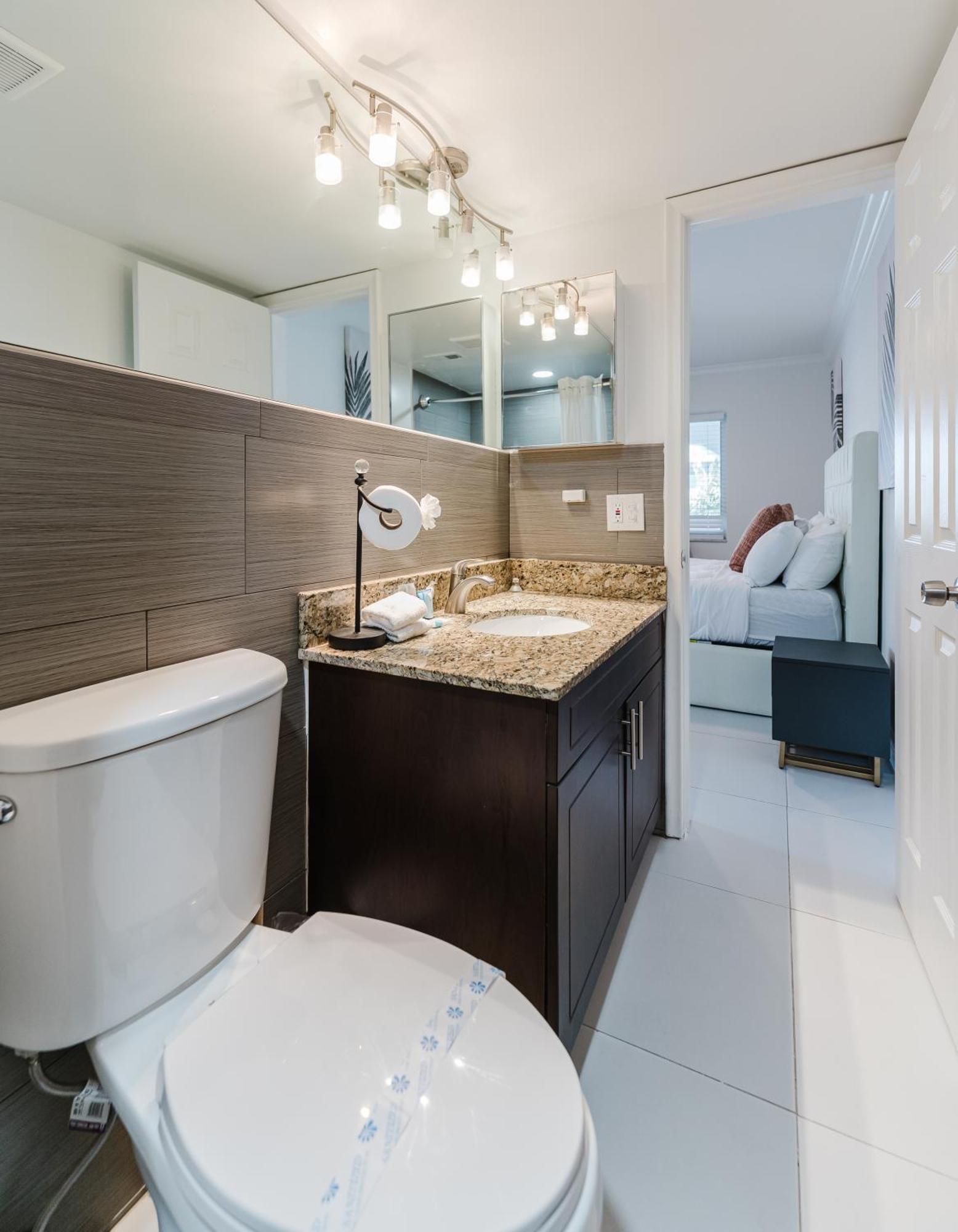 Apartment Serene Waterfront 2br 2ba With Intracoastal Views, Pool, Balcony, Parking Boca Raton
