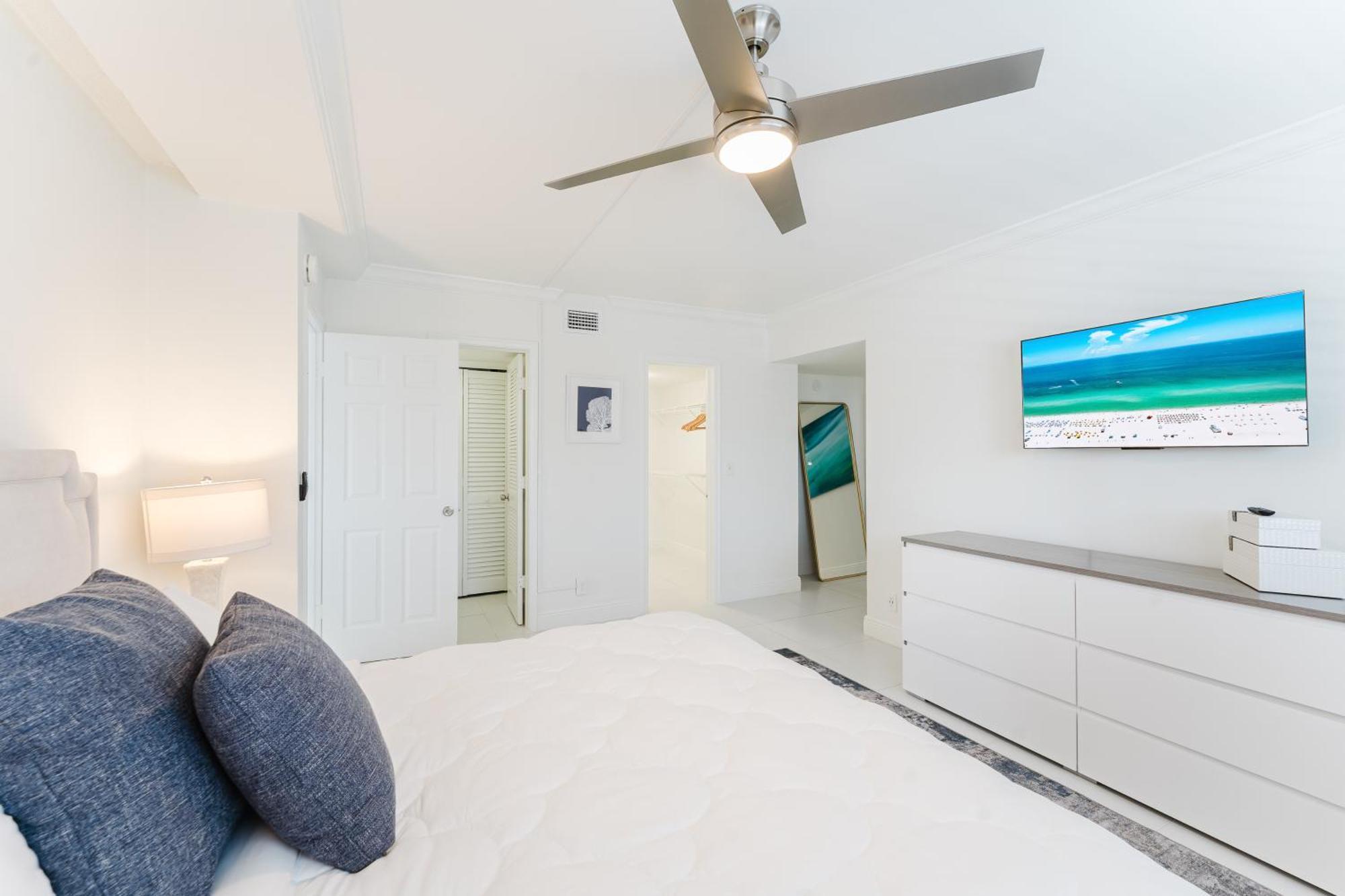 Apartment Serene Waterfront 2br 2ba With Intracoastal Views, Pool, Balcony, Parking Boca Raton