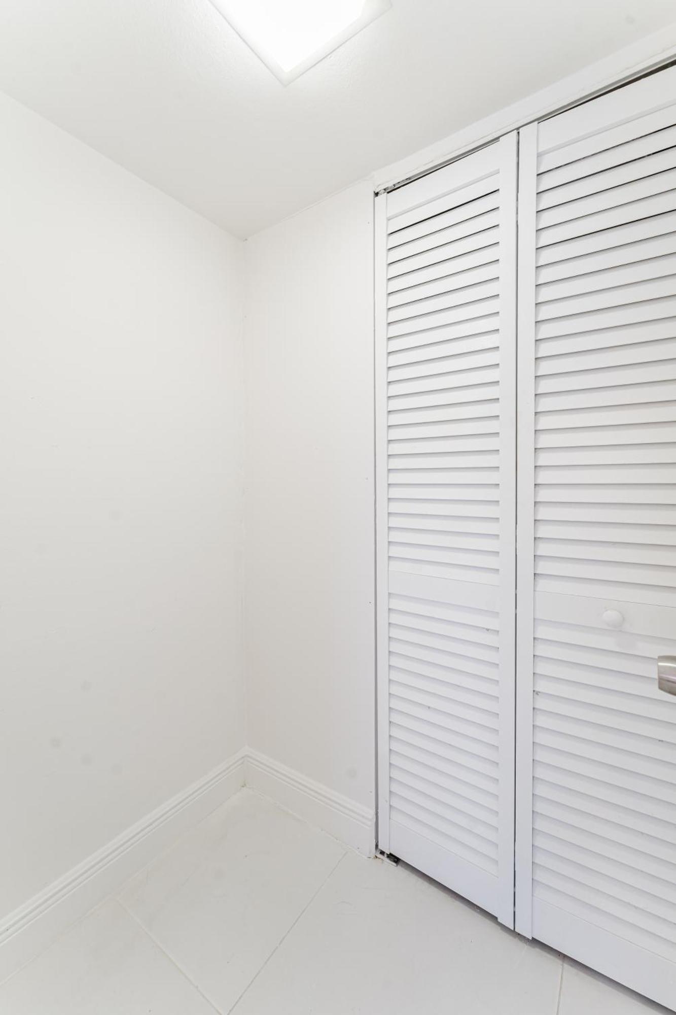 Serene Waterfront 2br 2ba With Intracoastal Views, Pool, Balcony, Parking Boca Raton