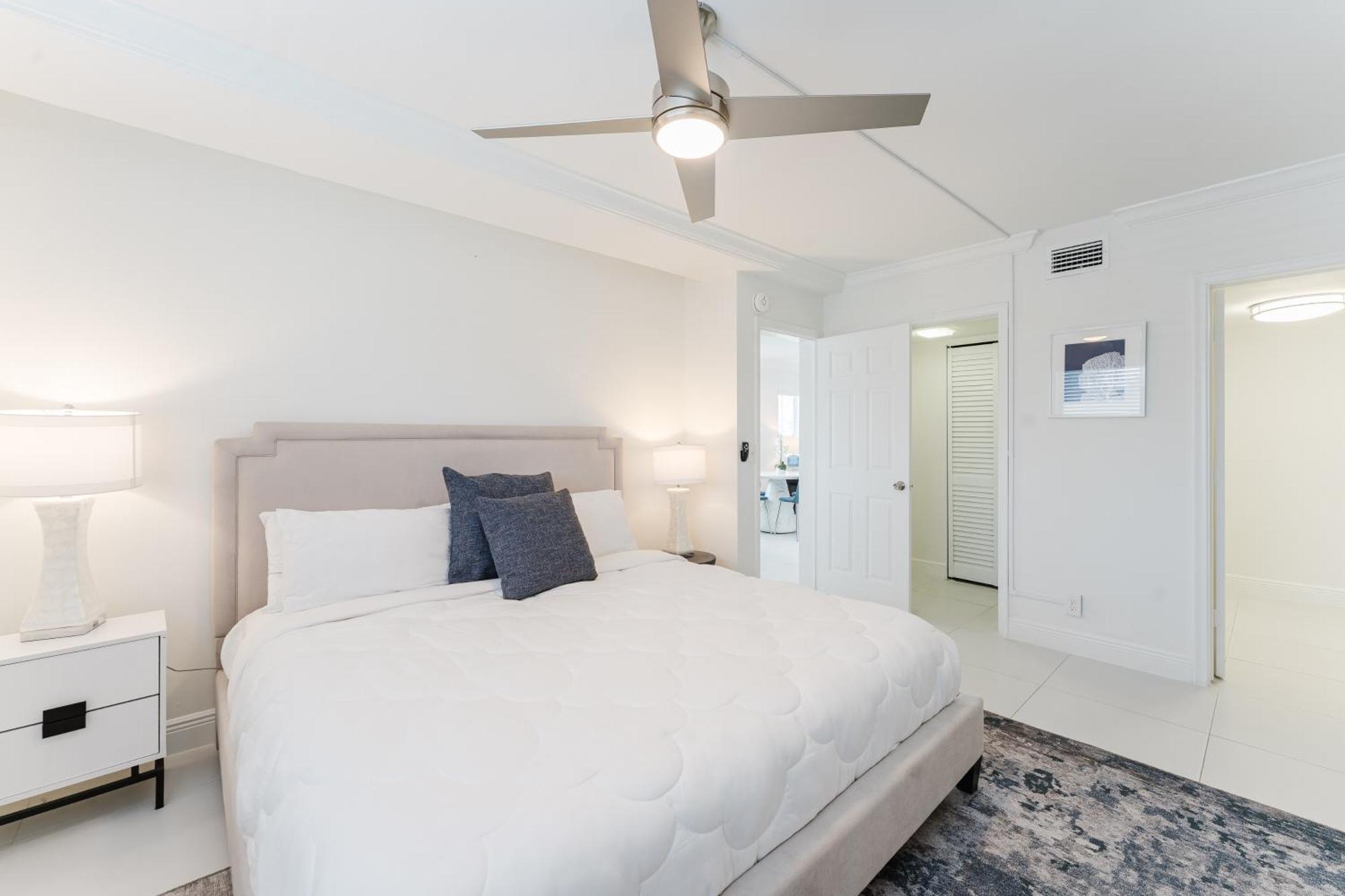Serene Waterfront 2br 2ba With Intracoastal Views, Pool, Balcony, Parking * Boca Raton