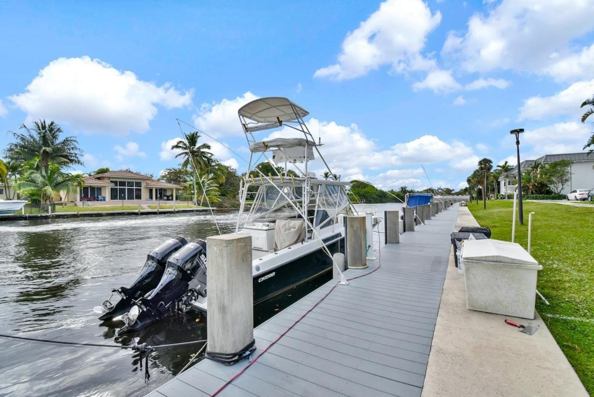 Serene Poolside Getaway Access Parking Apartment *