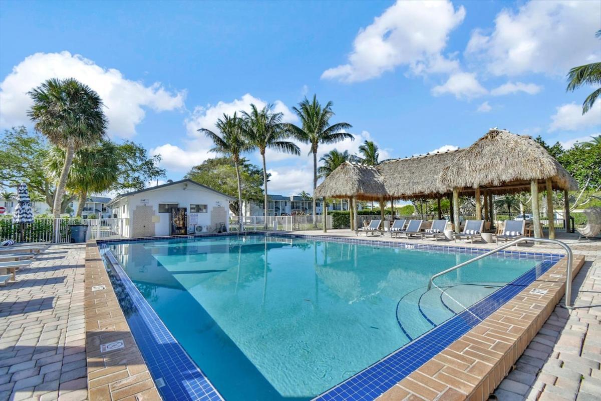 Serene Poolside Getaway Access Parking Apartment
