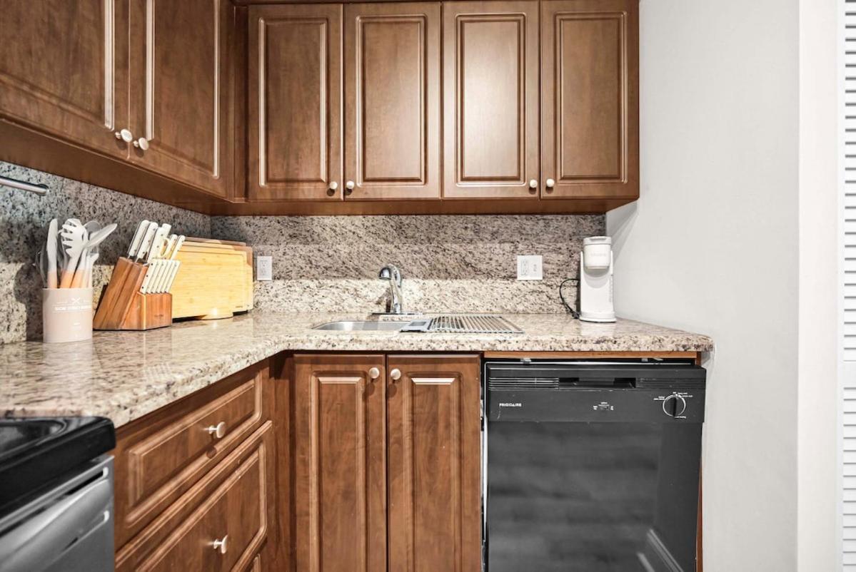 Serene Poolside Getaway Access Parking Apartment Boca Raton