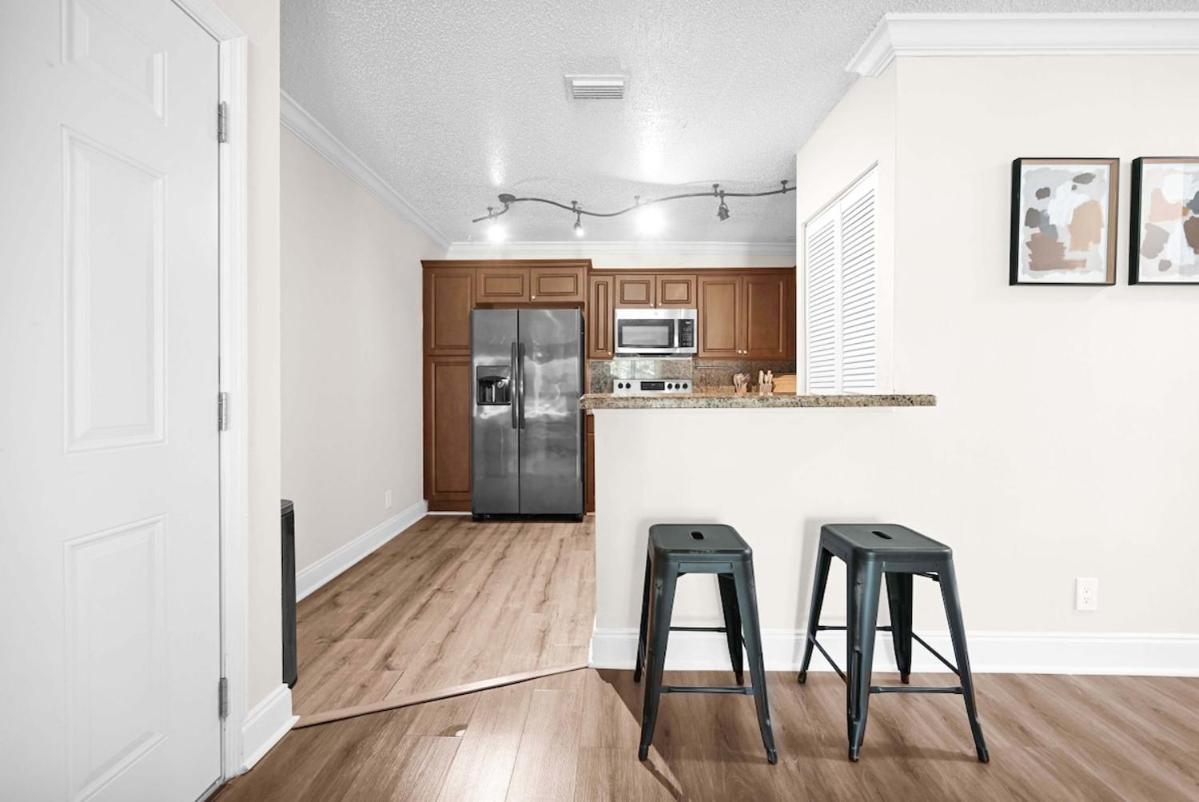 Apartment Serene Poolside Getaway Access Parking