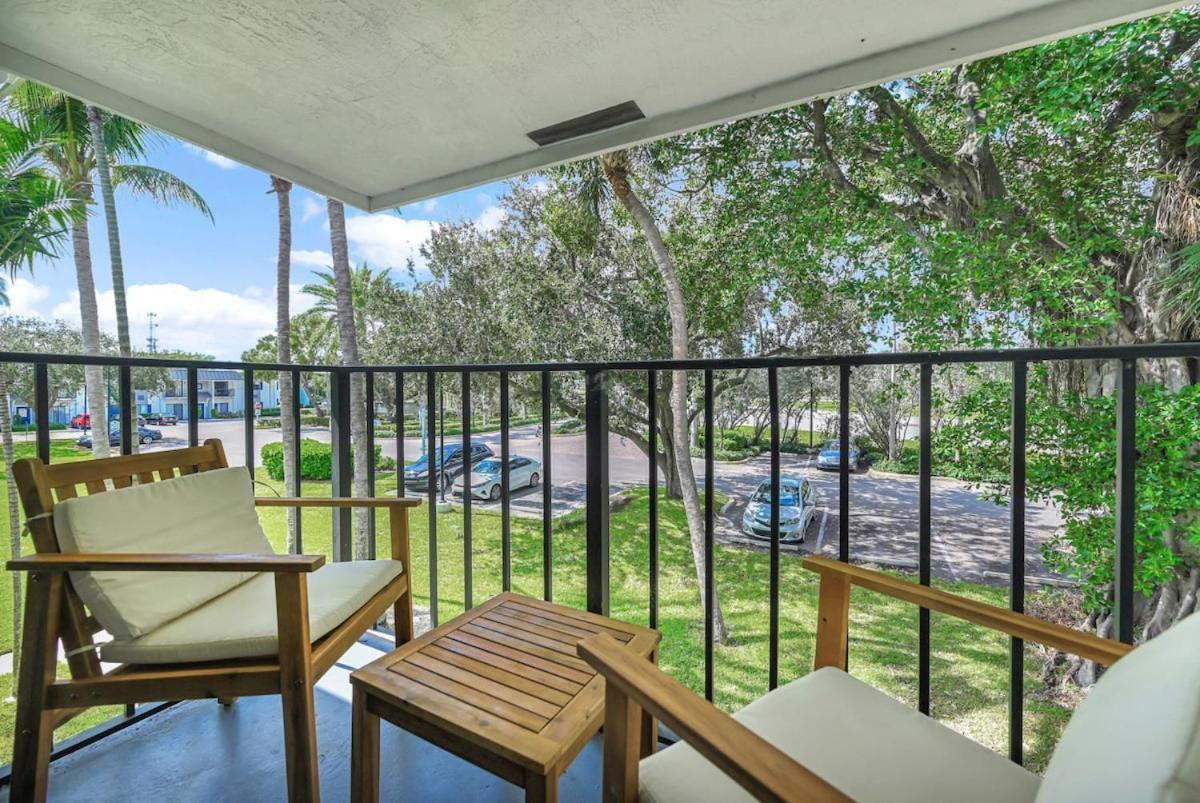 Apartment Serene Poolside Getaway Access Parking Boca Raton