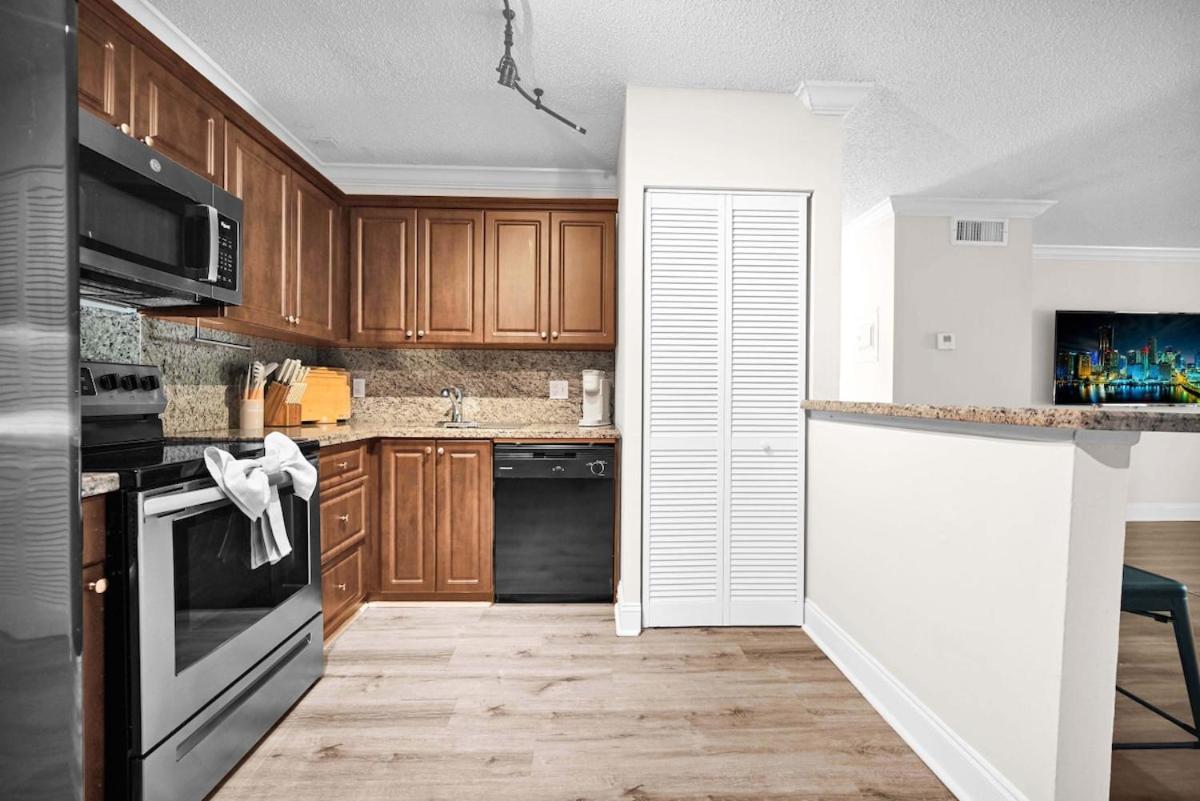 Serene Poolside Getaway Access Parking * Boca Raton
