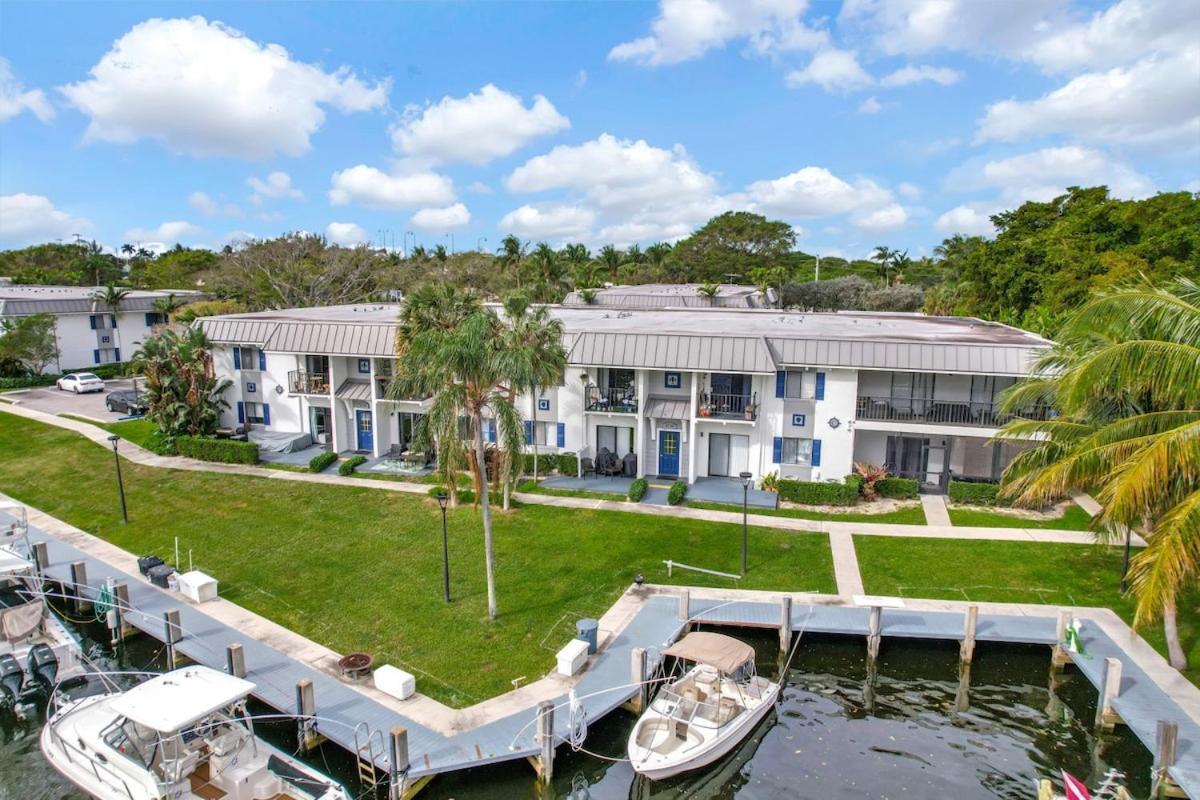 Serene Poolside Getaway Access Parking Apartment *