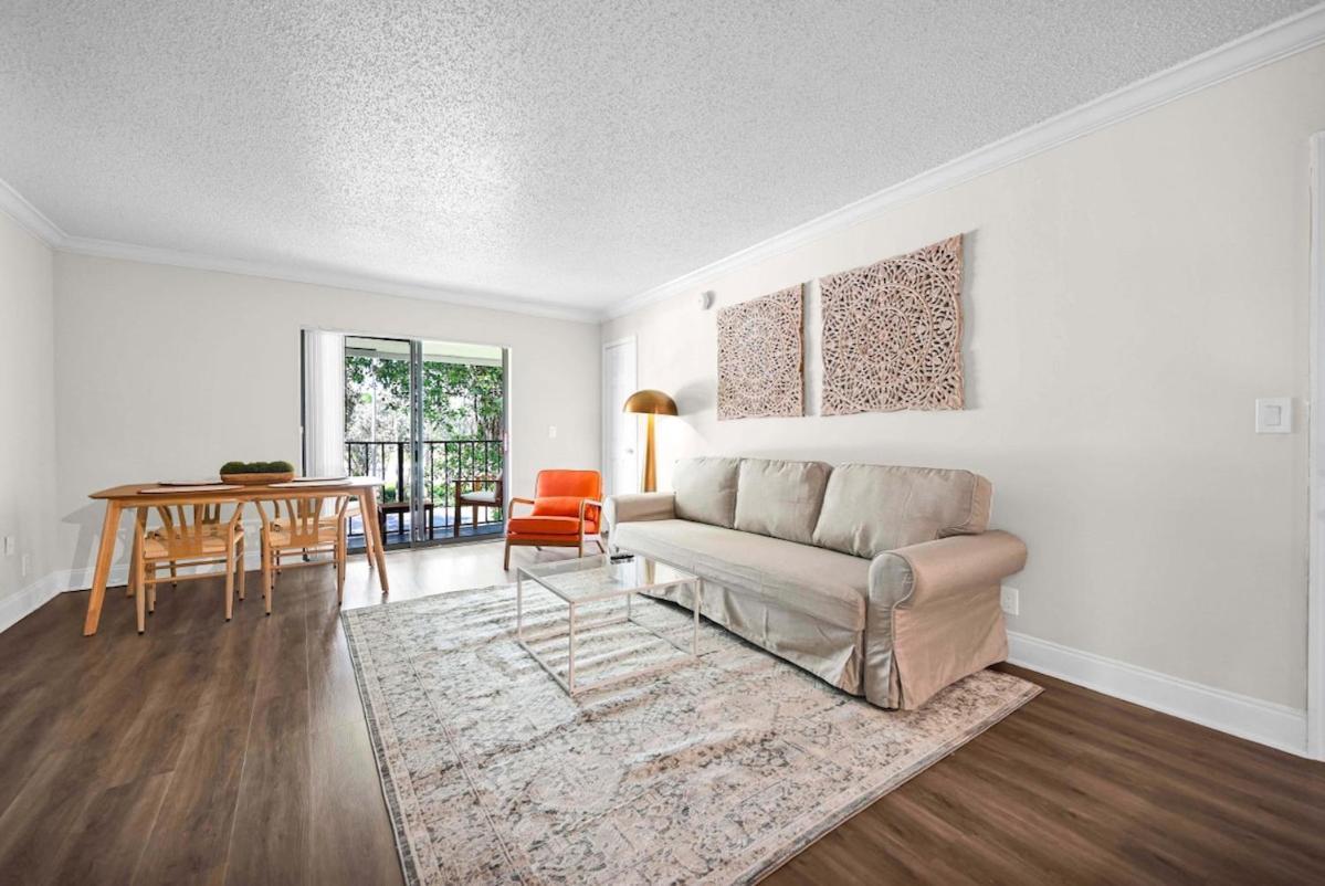 Apartment Serene Poolside Getaway Access Parking *
