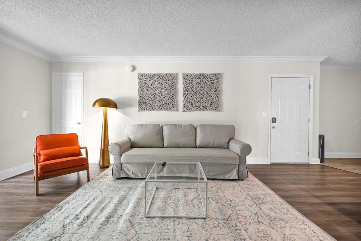 Serene Poolside Getaway Access Parking Apartment Boca Raton