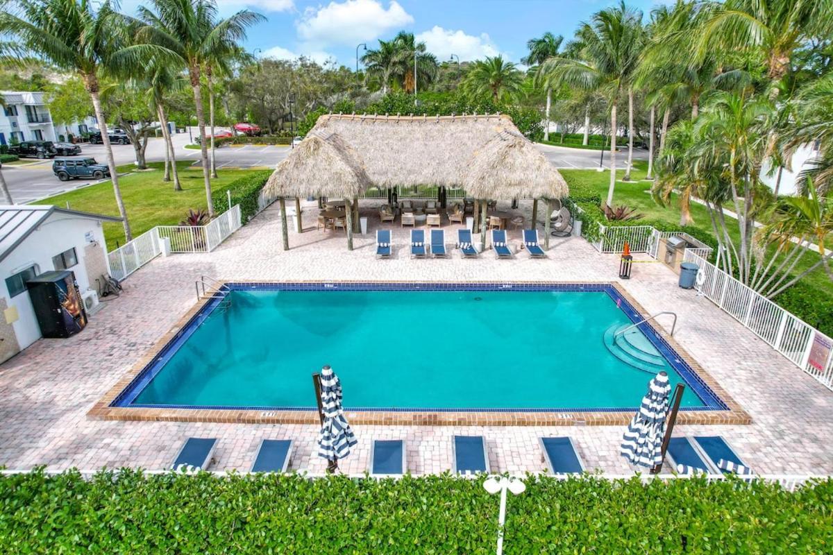 Serene Poolside Getaway Access Parking Apartment *