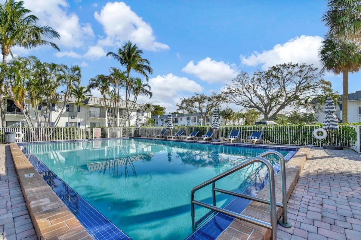 Serene Poolside Getaway Access Parking * Boca Raton