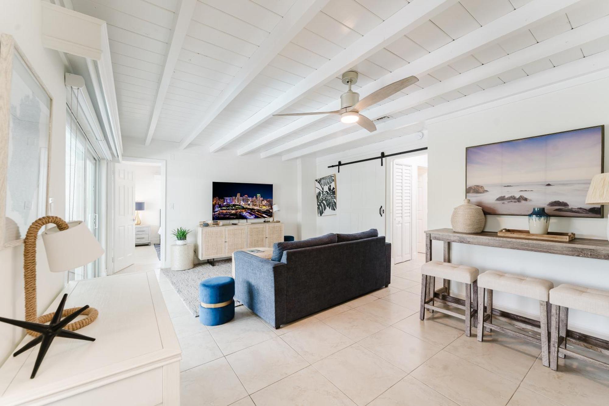 Beachside 2br 2ba - Pool & Balcony - Steps To Boca Apartment *