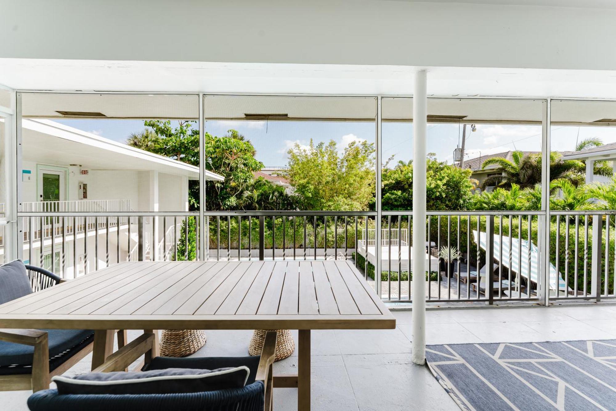 Beachside 2br 2ba - Pool & Balcony - Steps To Boca Apartment Boca Raton