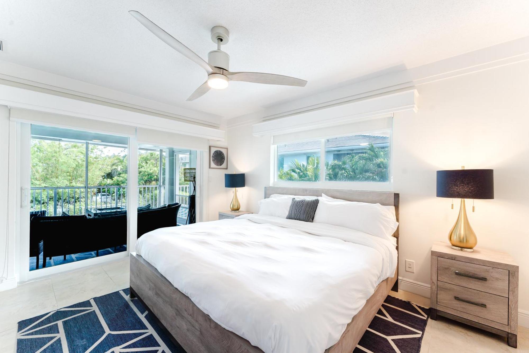 Beachside 2br 2ba - Pool & Balcony - Steps To Boca Boca Raton