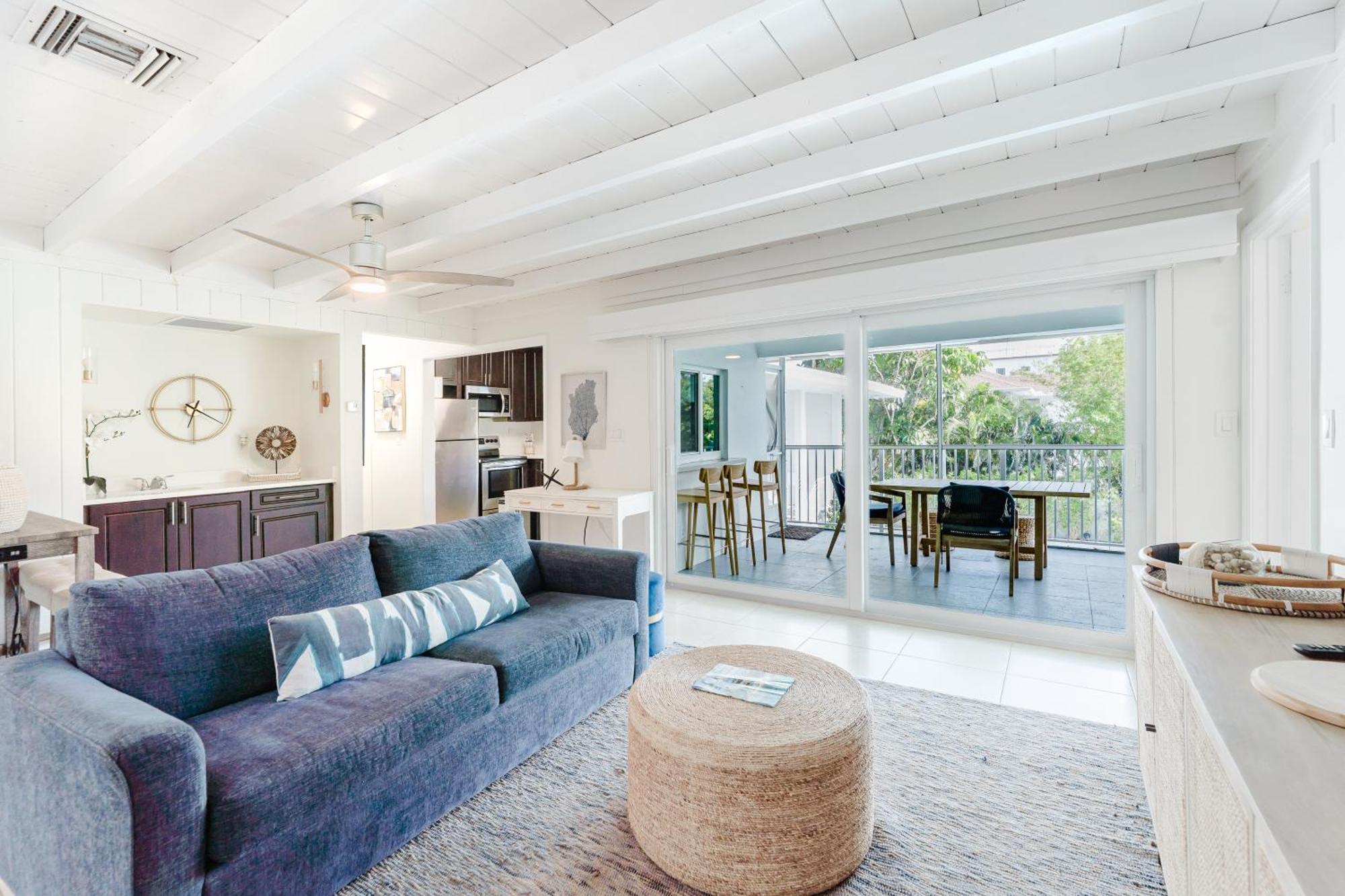 Beachside 2br 2ba - Pool & Balcony - Steps To Boca * Boca Raton