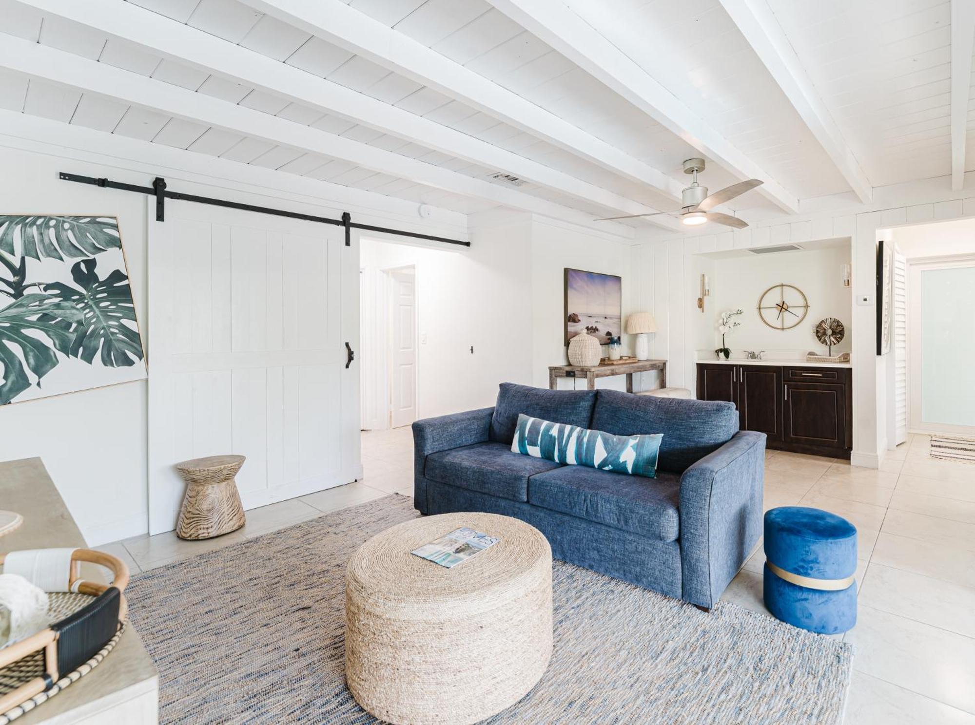 Beachside 2br 2ba - Pool & Balcony - Steps To Boca * Boca Raton