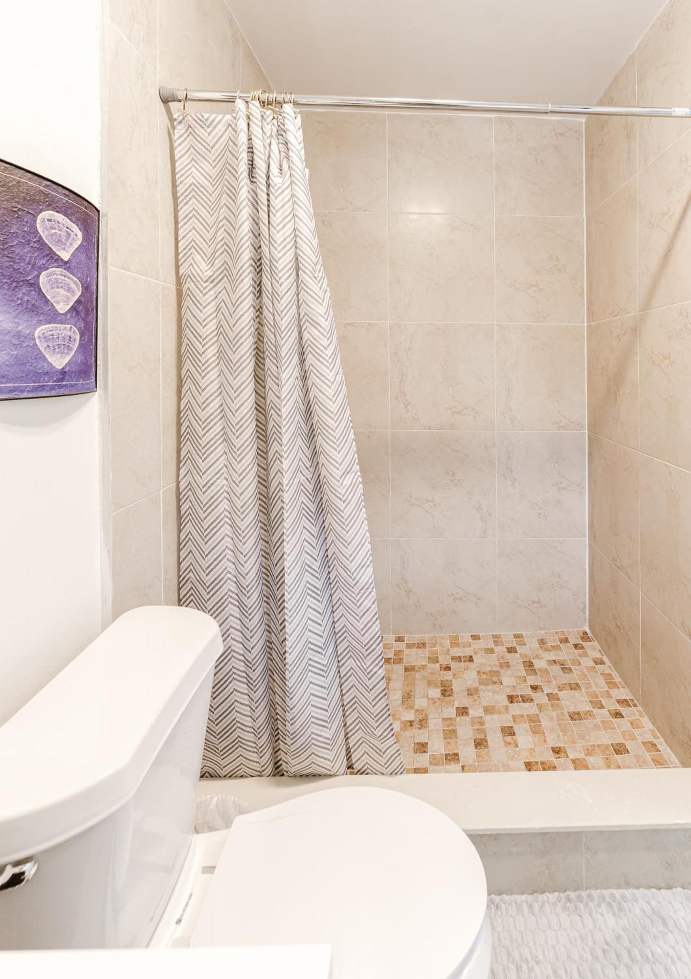 Beachside 2br 2ba - Pool & Balcony - Steps To Boca Apartment *