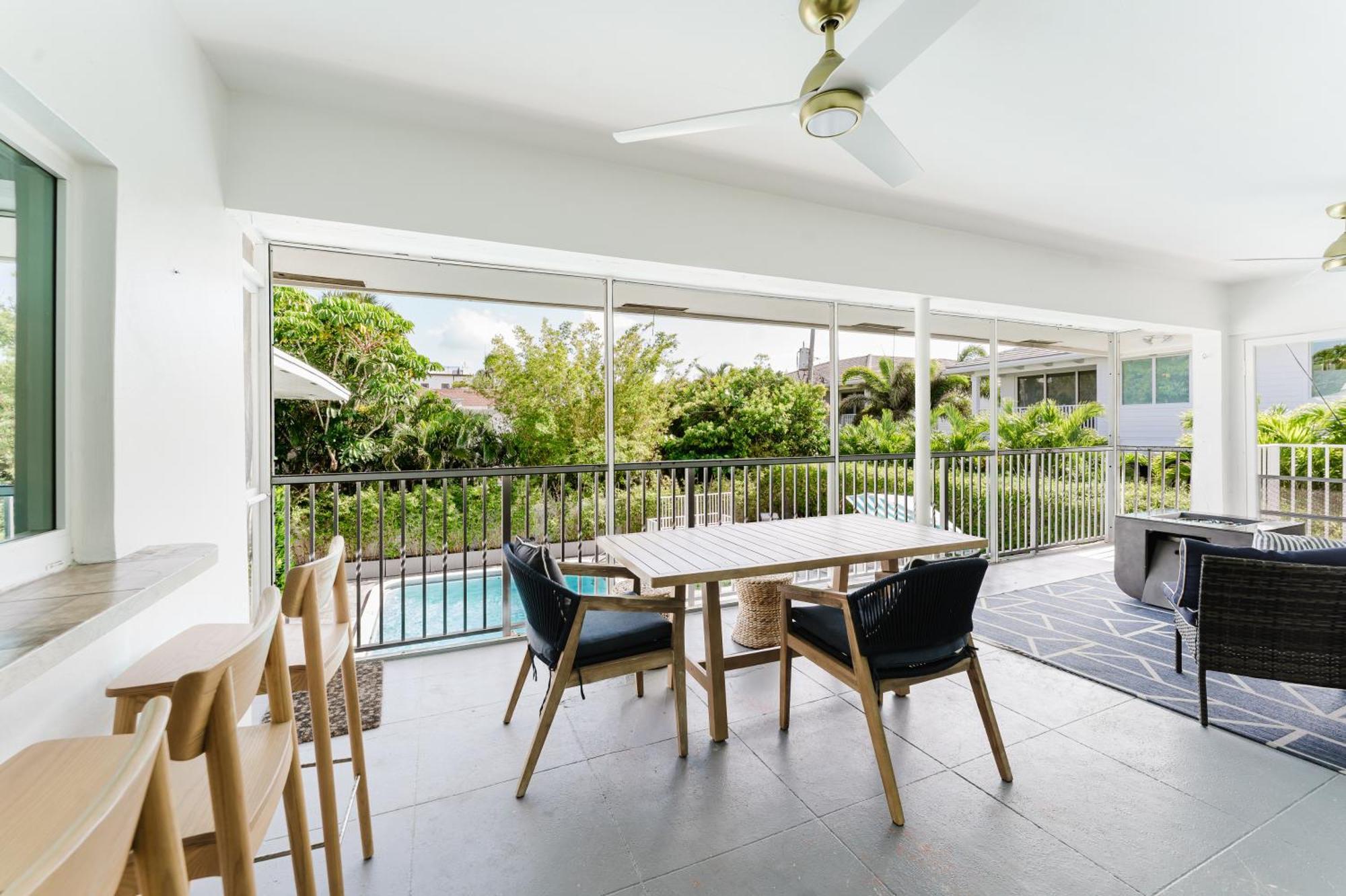 Beachside 2br 2ba - Pool & Balcony - Steps To Boca Boca Raton
