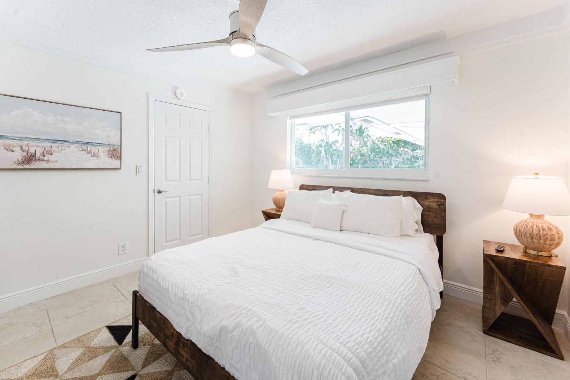 Beachside 2br 2ba - Pool & Balcony - Steps To Boca Apartment