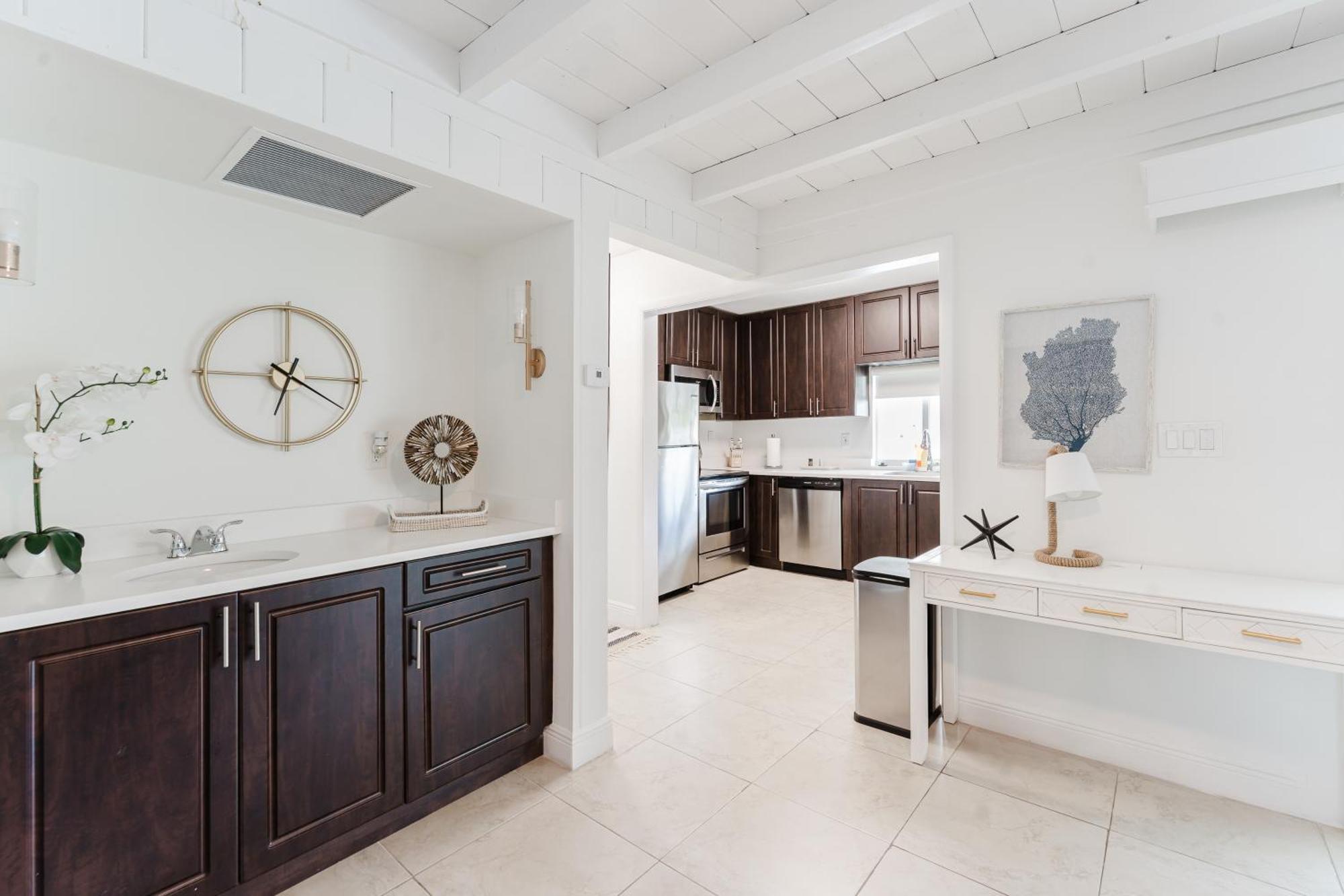 Beachside 2br 2ba - Pool & Balcony - Steps To Boca * Boca Raton