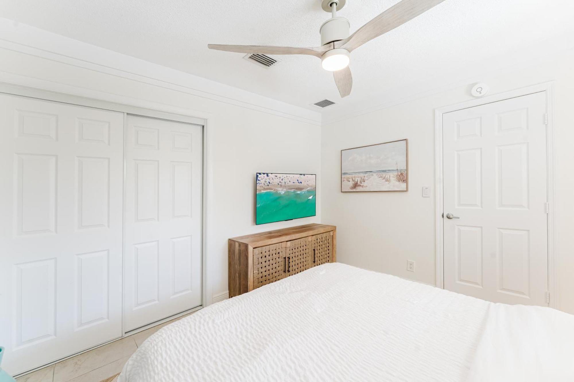 Apartment Beachside 2br 2ba - Pool & Balcony - Steps To Boca Boca Raton