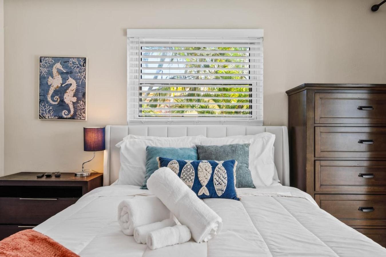 Walk To Indoor-outdoor Living W Pool Holiday home *