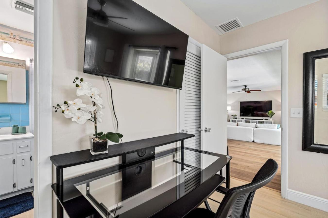 Walk To Indoor-outdoor Living W Pool Holiday home *