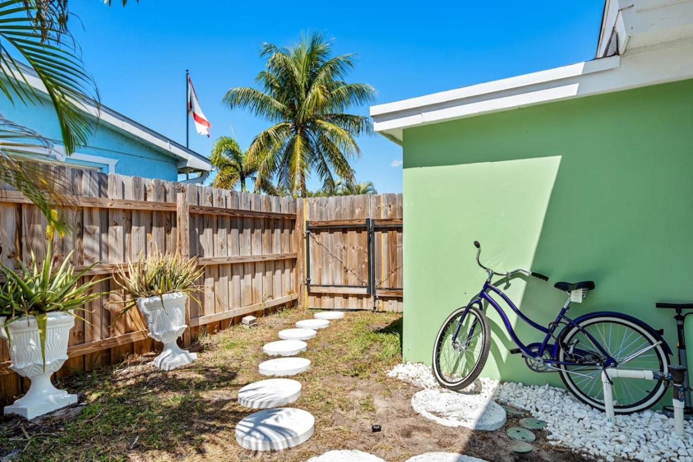 Walk To Indoor-outdoor Living W Pool Holiday home *