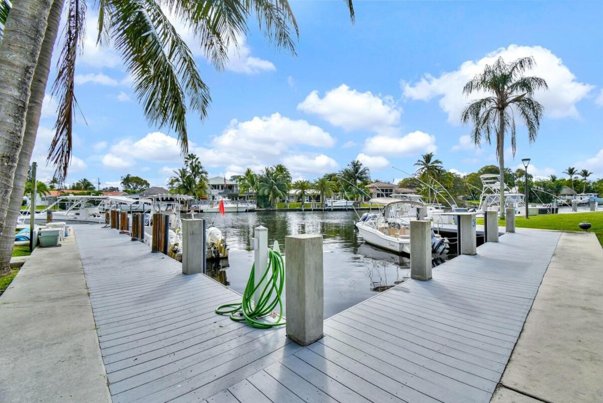 Relaxing Poolside Spot Access Parking Apartment