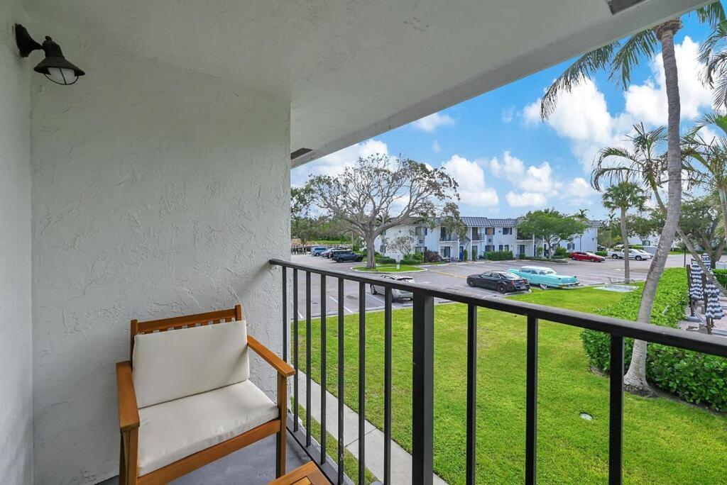 Apartment Relaxing Poolside Spot Access Parking Boca Raton