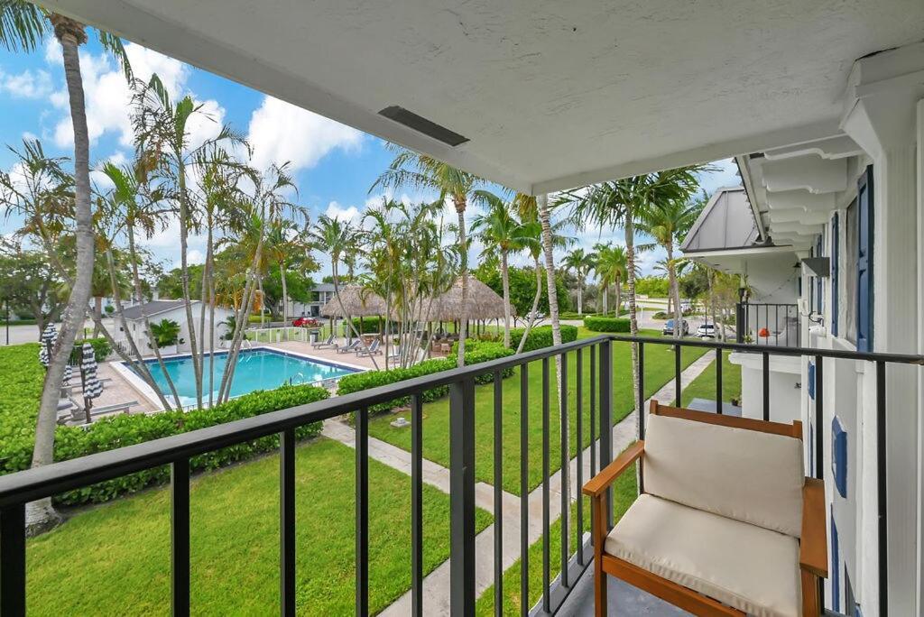 Relaxing Poolside Spot Access Parking Apartment *