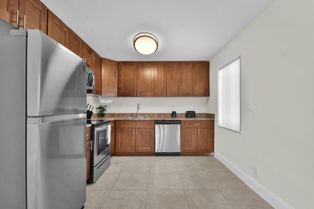 Coastal Getaway Free Parking Fast Wifi Apartment *